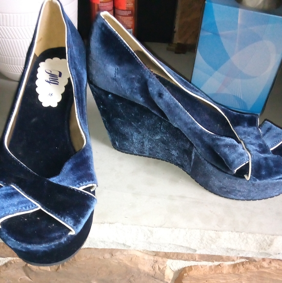 Velvet Platform Sandals - Picture 3 of 11